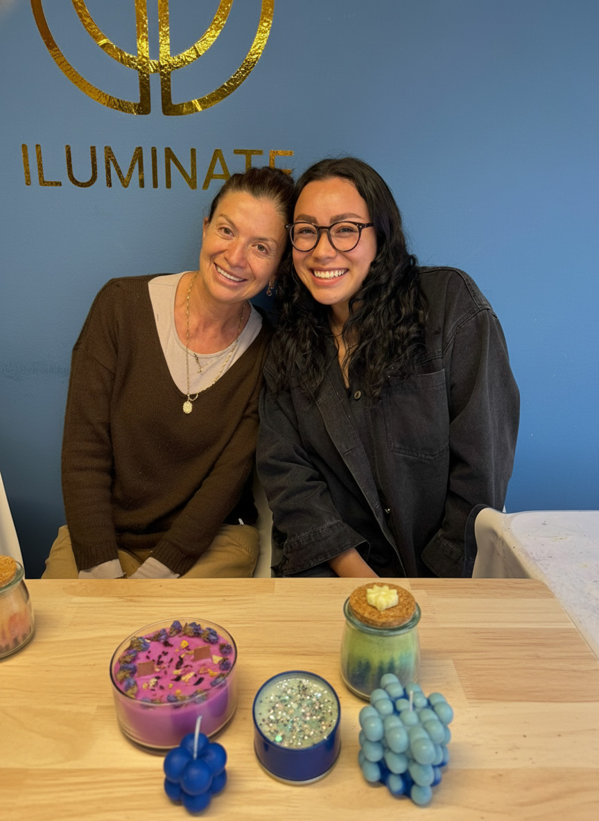 Foto de alumna de taller nivel 1 de iluminate contenta por haber aprendido
