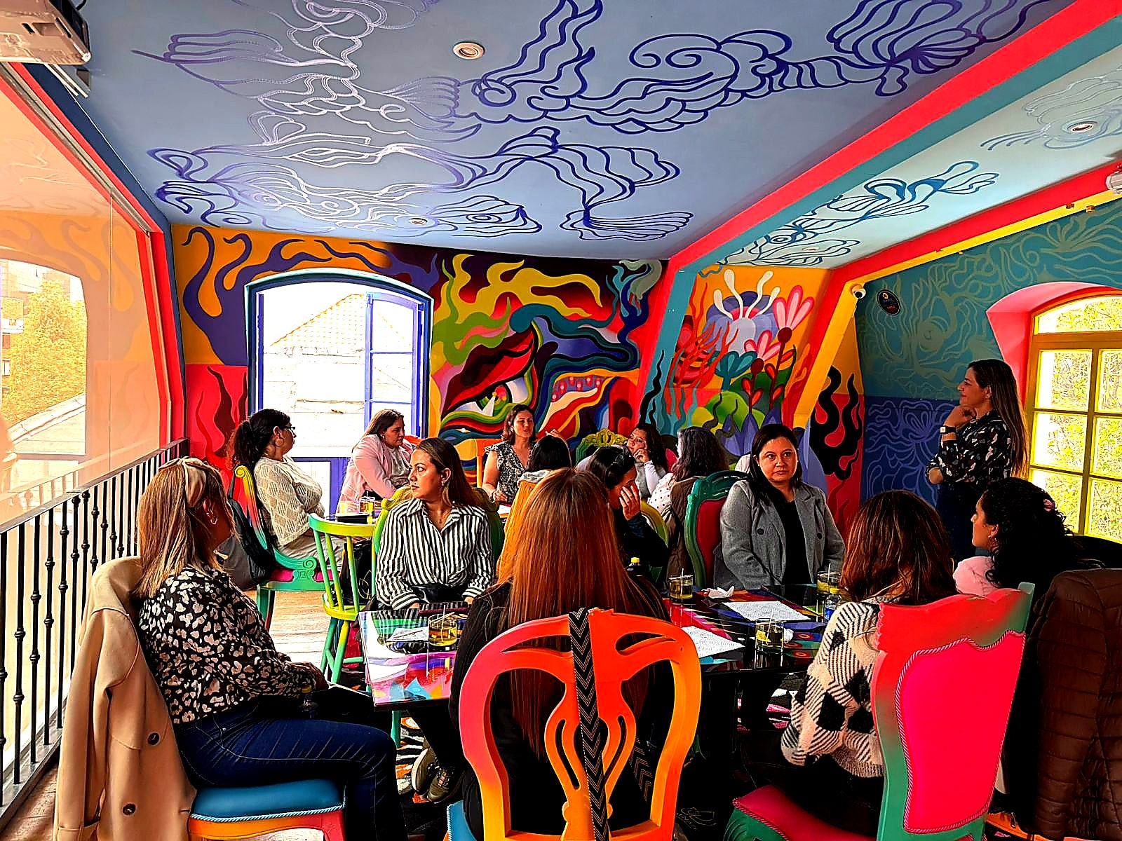 Equipo de colaboradores participando en taller de velas artesanales corporativo en Bogotá — Iluminate Studio