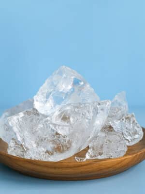 Cristales de cera en gel transparente sobre un plato de madera