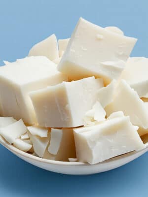 Trozos de cera de soya premium APF en un bowl blanco